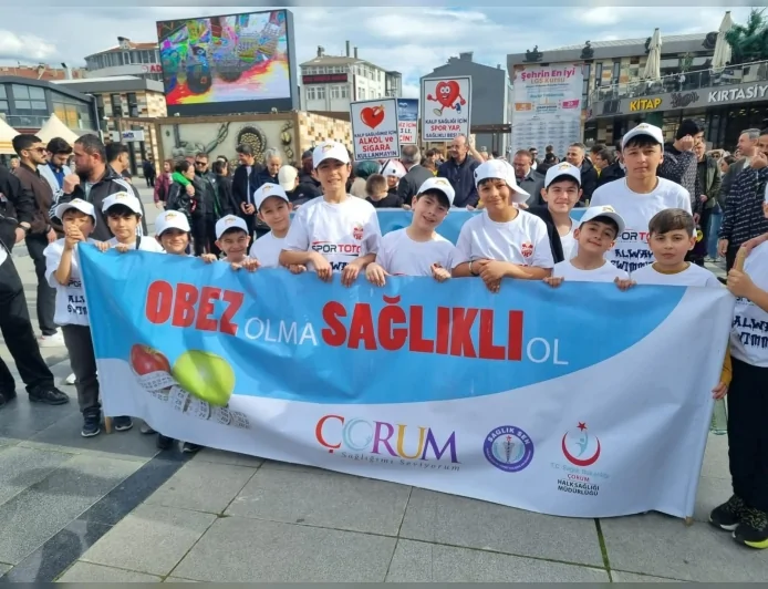 Çorum’da Dünya Sağlık Günü yürüyüşü yüzlerce kişiyi buluşturdu obeziteye karşı hareketli yaşam çağrısı yapıldı