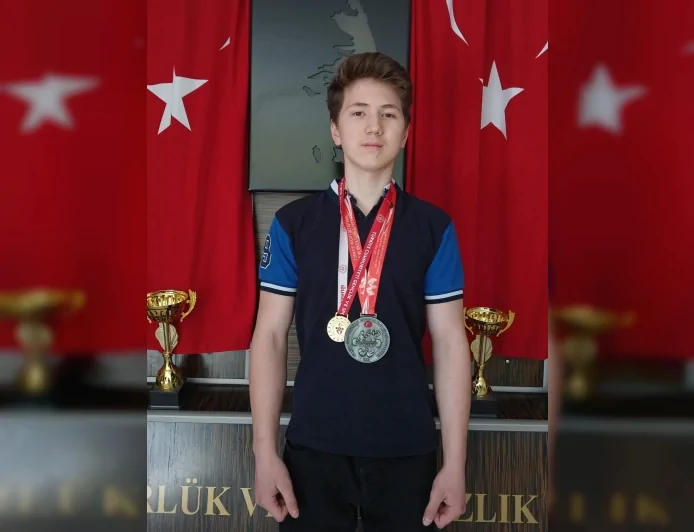 Yalova’da Düzenlenen Bilek Güreşi Türkiye Şampiyonası’nda Çorumlu Öğrenci Ural Kani Türkiye İkincisi Oldu