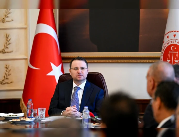 ADALET BAKANI AKIN GÜRLEK: “119 ÜLKEDE 2 BİN 707 FETÖ MENSUBUNUN PEŞİNDEYİZ”