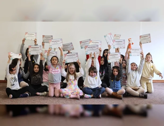 İzmir Büyükşehir Belediyesi’nin Çocuk Atölyesinde Minik Yazarlar Kendi Kitaplarını Yazdı