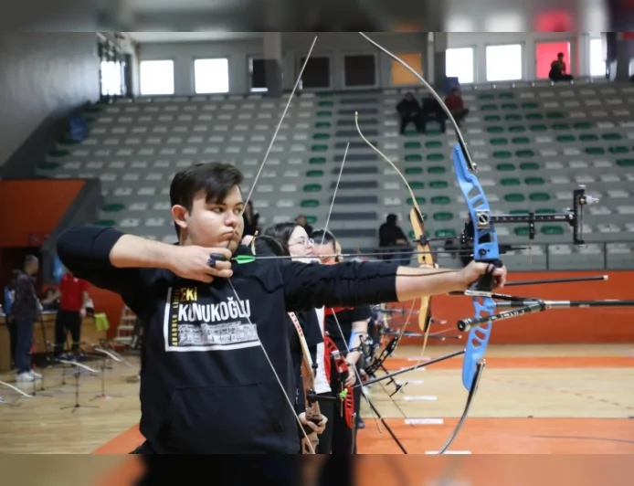 İnegöl’de Okullar Arası Spor Festivalinde okçuluk heyecanı 18 okuldan 34 öğrenciyi buluşturdu