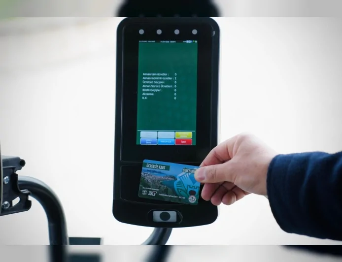 Giresun’da belediye otobüslerinde kartlı sisteme geçildi biletçi uygulaması kaldırıldı