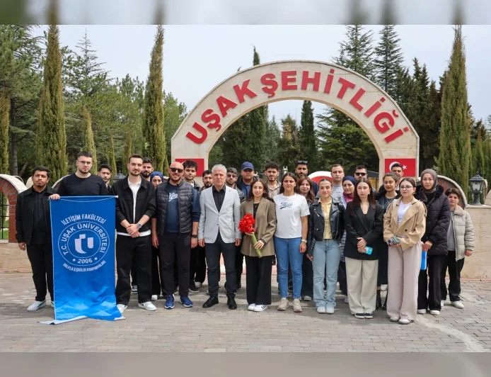 Uşak Üniversitesi Öğrencileri Mezarlıklarda Farkındalık İçin Temizlik Seferberliği Başlattı