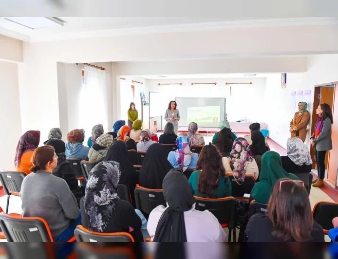 ALTINDAĞ BELEDİYE BAŞKANI DR. VEYSEL TİRYAKİ: “EĞİTİMLER KADINLARI GÜÇLENDİRİYOR”