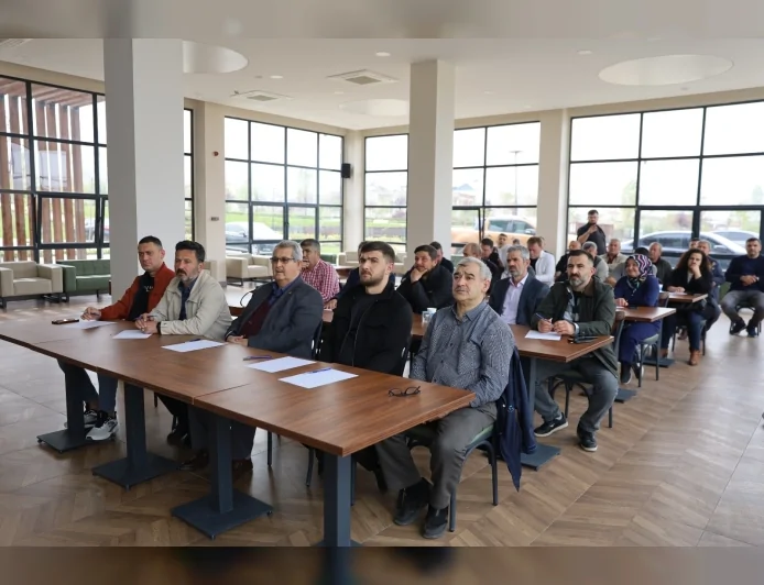 Bursa Büyükşehir Belediyesi çiftçilere budama ve çilek yetiştiriciliği eğitimi verdi