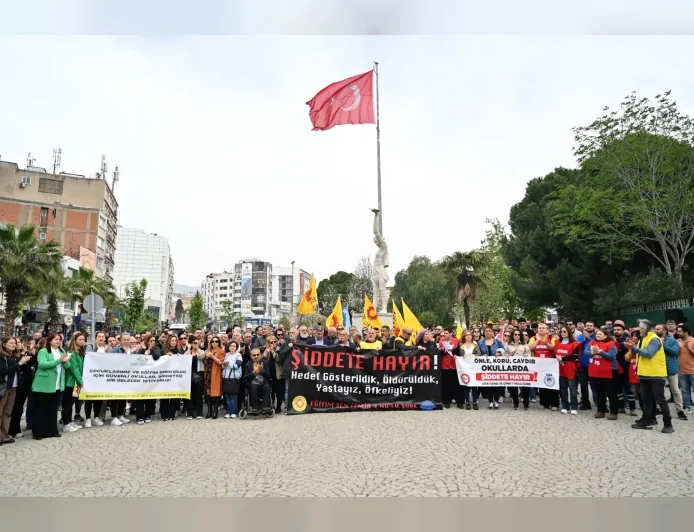 İzmir Bornova’da okul saldırılarına karşı binler “Artık yeter” diyerek güvenli eğitim talebinde birleşti