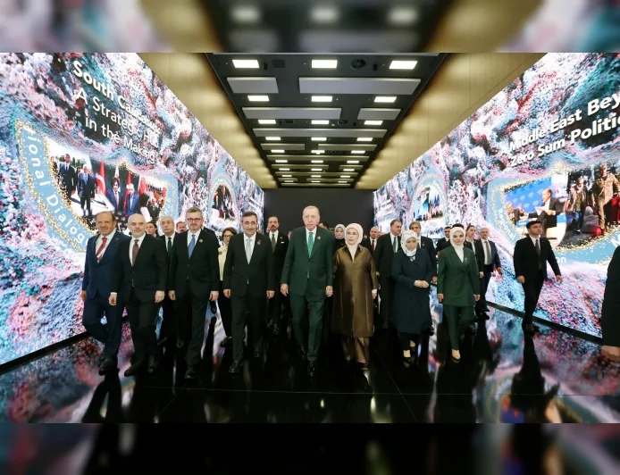 CUMHURBAŞKANI ERDOĞAN’IN EŞİ EMİNE ERDOĞAN: “DİPLOMASİ FORUMU BARIŞI KÖKLEŞTİREN NETİCELERE VESİLE OLSUN”