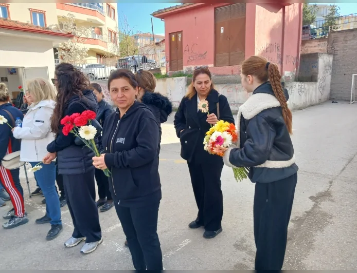 Çorum’da velilerden yürekleri birleştiren karanfil hareketi tedirginliğe karşı güçlü dayanışma mesajı