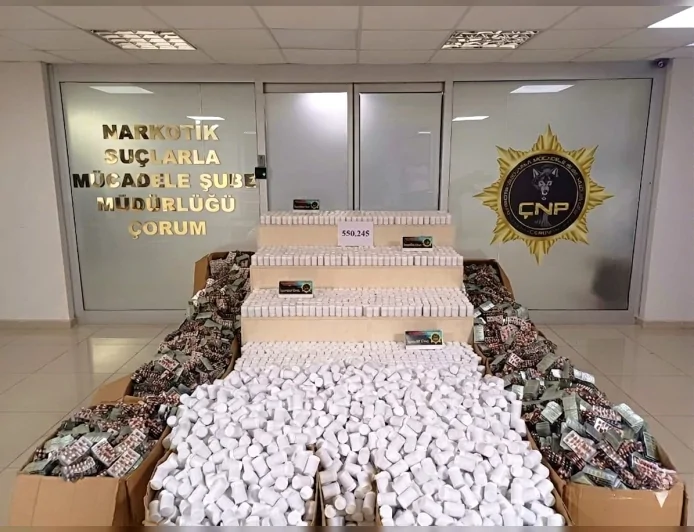 Çorum Osmancık’ta TIR’da 550 binin üzerinde sentetik ecza ele geçirildi