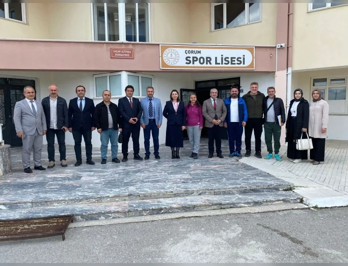 Çorum Vali Yardımcısı Yeliz Mercan ve İl Milli Eğitim Müdürü Cemil Çağlar Güzel Sanatlar ve Spor Lisesi’nde öğretmenlerle buluştu