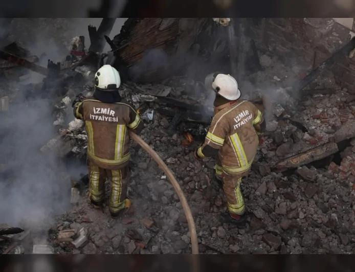 İzmir Konak’ta Metruk Binada Çıkan Yangın Çevreye Sıçramadan Kontrol Altına Alındı