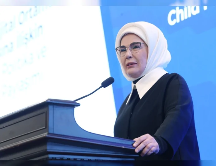 CUMHURBAŞKANI ERDOĞAN’IN EŞİ EMİNE ERDOĞAN: “DİJİTAL DÜNYADA ÇOCUKLARIN GÜVENLİĞİ ORTAK SORUMLULUKTUR”