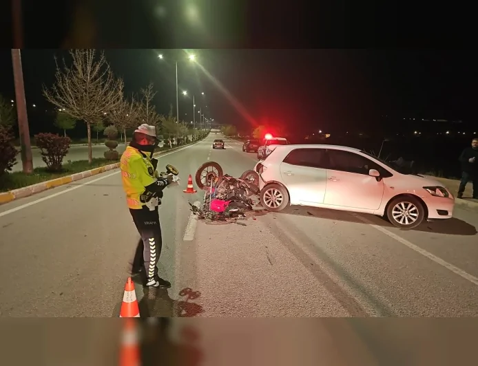 Çorum Mimarsinan Mahallesi’nde motosiklet otomobile çarptı 16 yaşındaki sürücü yaralandı