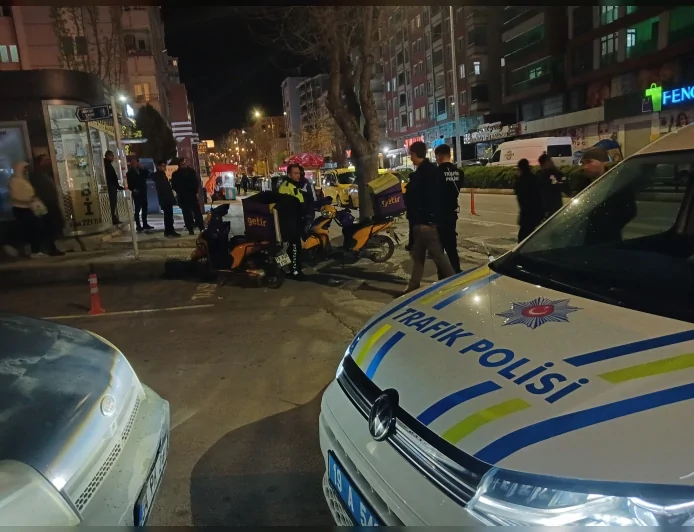 Çorum’da kurye motosikleti ile otomobil çarpıştı motokurye hastaneye kaldırıldı