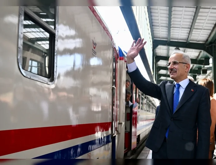 ULAŞTIRMA VE ALTYAPI BAKANI ABDULKADİR URALOĞLU: “TİYATRO TRENİ 4 MAYIS’TA ANKARA’DAN YOLA ÇIKIYOR”