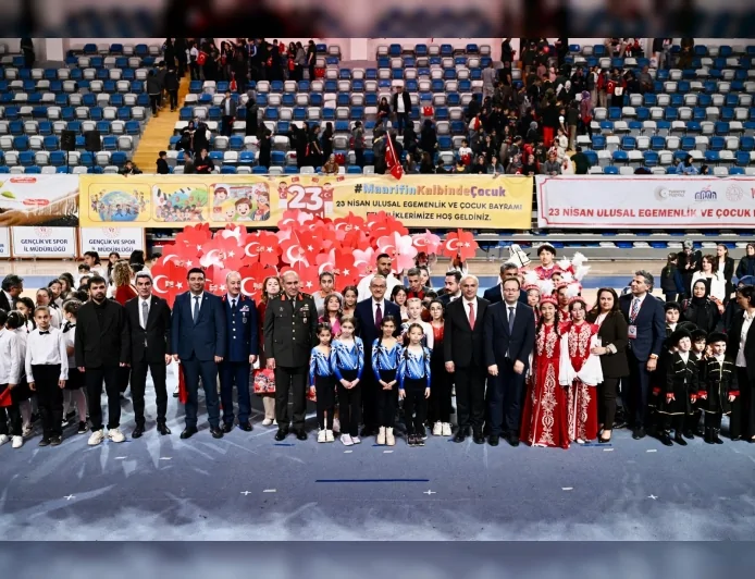 Malatya’da 23 Nisan Kutlamalarında Bayraklar Gökyüzünü Kırmızı Beyaza Boyadı