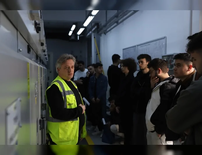 ESKİŞEHİR’DE ESTÜ ÖĞRENCİLERİ ESTRAM’I ZİYARET EDEREK RAYLI SİSTEMLERİ YERİNDE İNCELEDİ