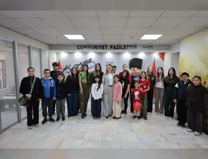 KONAK BELEDİYE BAŞKANI NİLÜFER ÇINARLI MUTLU: “BİR KENTTE ÇOCUKLAR MUTLU DEĞİLSE KİMSE MUTLU OLAMAZ”