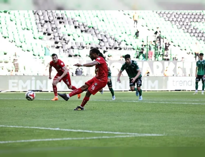 Sakarya’da Farklı Galibiyet Arca Çorum FK 4 Golle Dördüncülüğü Garantiledi
