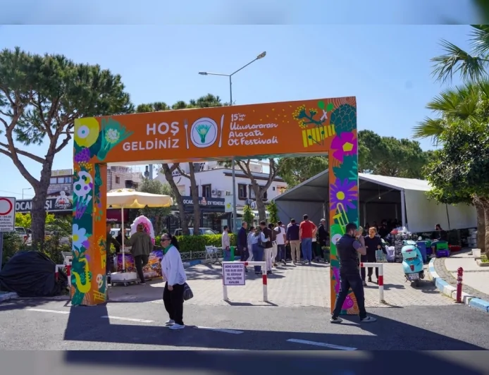 İzmir Çeşme’de 15. Uluslararası Alaçatı Ot Festivali stantları açıldı, yarışmalar ve etkinlikler yoğun katılımla sürüyor