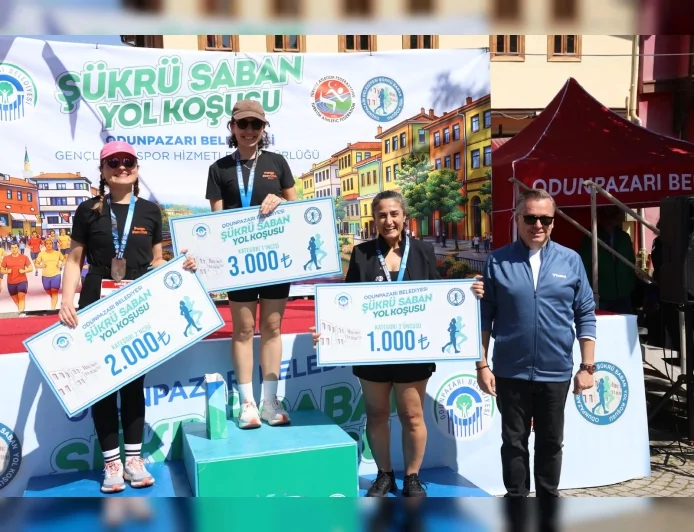 Odunpazarı Belediye Başkanı Kazım Kurt: “Şükrü Saban Yol Koşusu’nda önemli olan katılmak” dedi yüzlerce sporcu parkurda buluştu