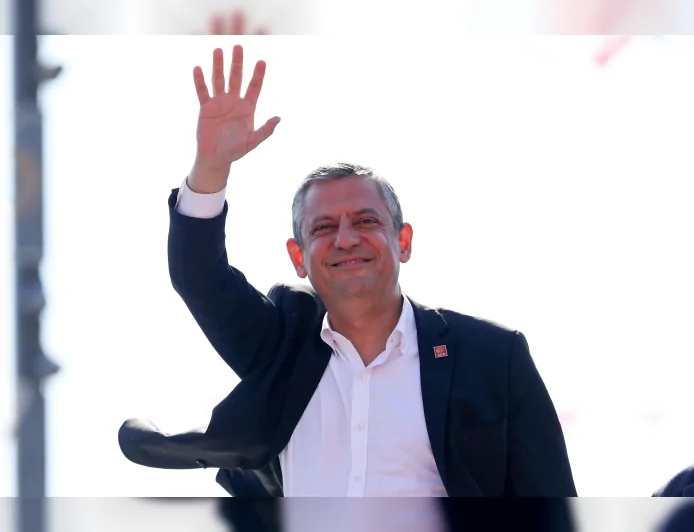 CHP Genel Başkanı Özgür Özel Sakarya’da düzenlenen Millet İradesine Sahip Çıkıyor mitingine katıldı