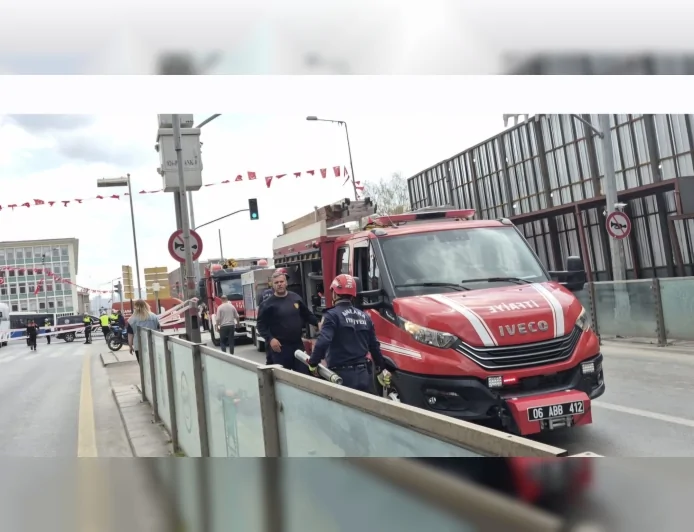 ANKARA ULUS’TA İNŞAAT ALANINDA DEMİR PLATFORM YOLA DEVRİLDİ