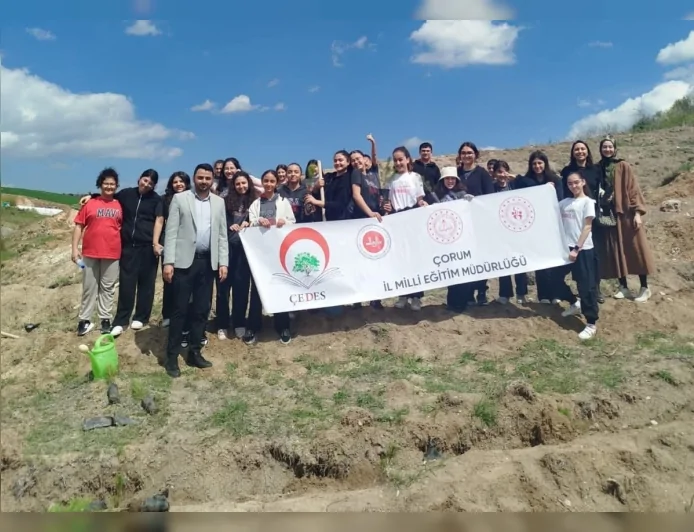 Çorum’da ÇEDES Projesi Kapsamında Öğrenciler 50 Fidanı Toprakla Buluşturdu