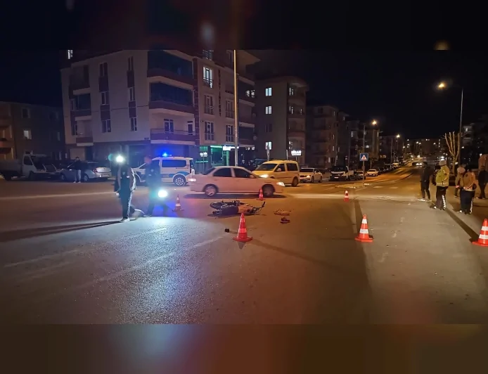 Çorum’da otomobil ile çarpışan motosiklet sürücüsü ağır yaralı olarak hastaneye kaldırıldı