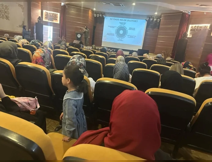 PURSAKLAR BELEDİYESİ GÜLBAHAR HATUN HANIM EVİ’NDE ANNELİKTE TÜKENMİŞLİK SENDROMU SEMİNERİ DÜZENLEDİ