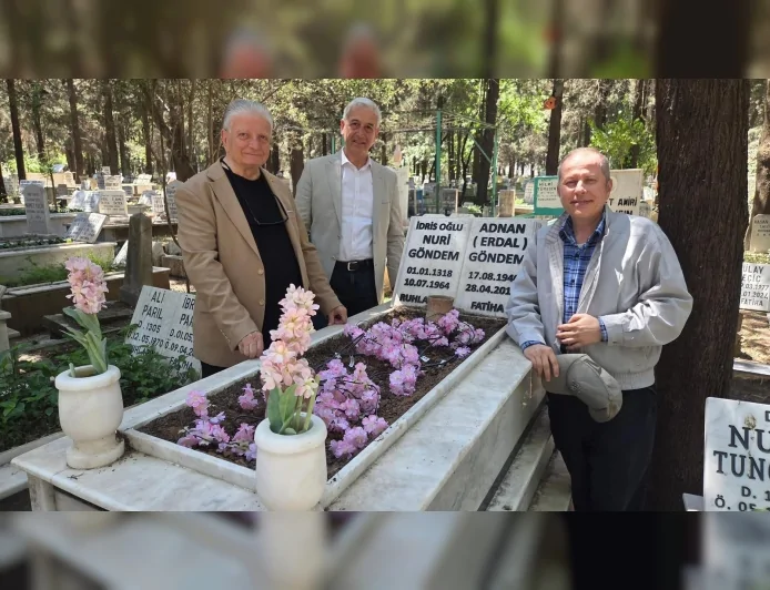 İzmir’de gazeteciler Nizamettin Bedir ve Erdal Göndem kabirleri başında anıldı
