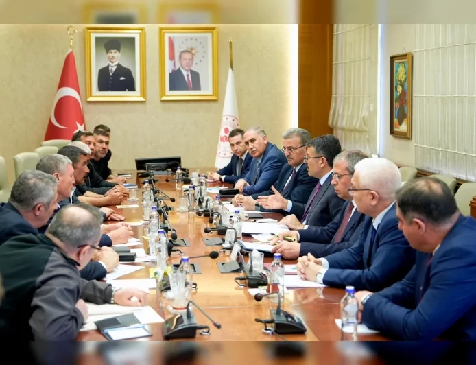 İçişleri Bakan Yardımcısı Ali Çelik başkanlığındaki görüşmelerde maden işçilerinin eylemi uzlaşmayla sona erdi
