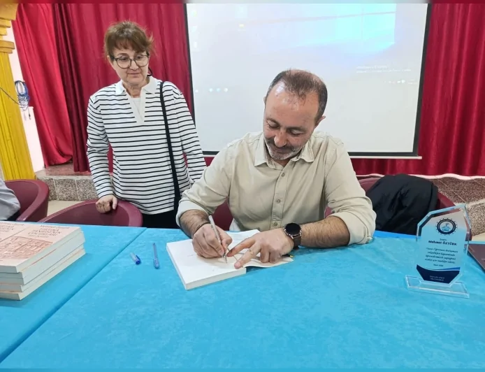 MİLLÎ EĞİTİM BAKANLIĞI PROJESİ KAPSAMINDA YAZAR MEHMET ÖZTÜRK ÇORUM’DA ÖĞRENCİLERLE BULUŞTU