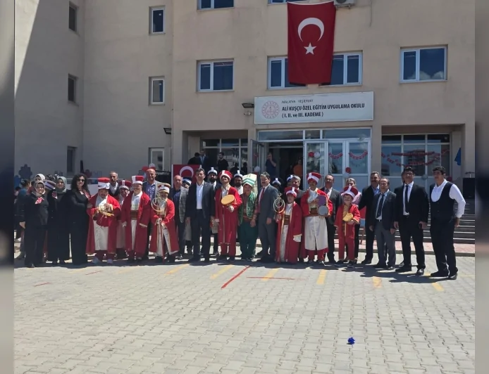 MALATYA’DA ÖZEL ÖĞRENCİLERİN HAZIRLADIĞI ÇOCUK ŞENLİĞİ RENKLİ GÖRÜNTÜLERE SAHNE OLDU