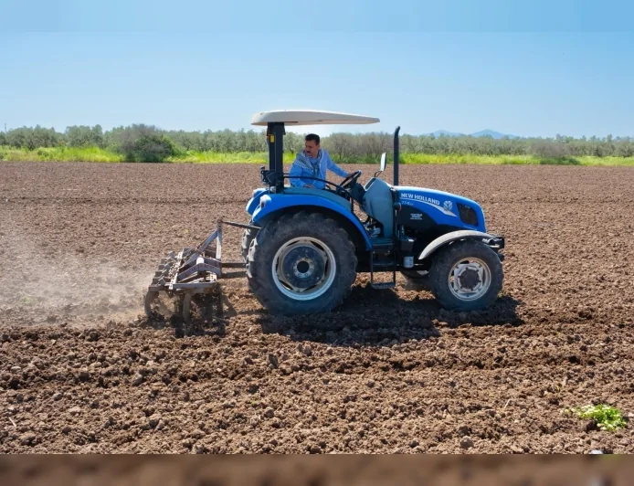 Dikili Belediye Başkanı Adil Kırgöz traktör başına geçti: “Yeni sezon üreticilerimiz için bereketli olsun”