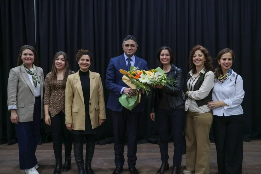 ALİAĞA BELEDİYE BAŞKANI SERKAN ACAR MİNİK ÖĞRENCİLERLE BULUŞTU YEREL YÖNETİMLERİ ANLATTI