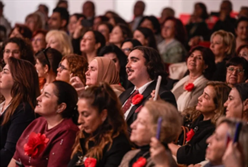 İzmir’de otizm farkındalığı için düzenlenen konserde kırmızı mesajı verildi