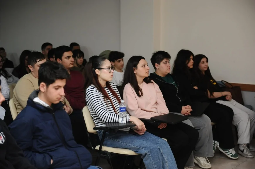 Karşıyaka Belediyesi Meslek Tanıtım Günleri ile öğrencilerin kariyer yolculuğuna rehberlik ediyor