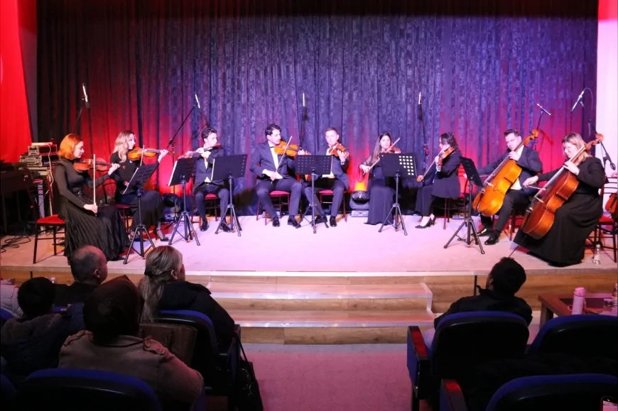 AYDIN BÜYÜKŞEHİR BELEDİYE BAŞKANI ÖZLEM ÇERÇİOĞLU KLASİK MÜZİĞİ YENİPAZAR’DA VATANDAŞLARLA BULUŞTURDU