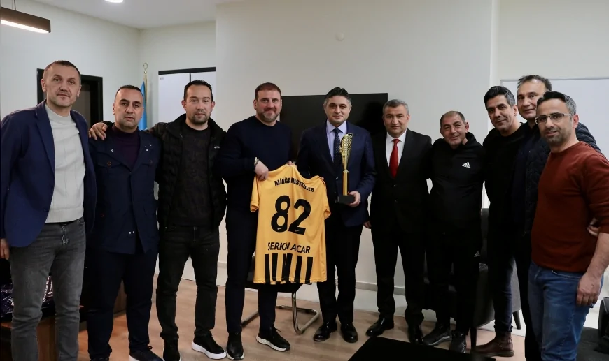 ALİAĞA MASTERLER EGE BÖLGESİ FİNALLERİ ÖNCESİ BAŞKAN SERKAN ACAR’I ZİYARET ETTİ