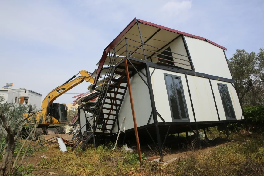 Nilüfer Belediyesi Gölyazı’da sit alanındaki kaçak yapıları yıktı