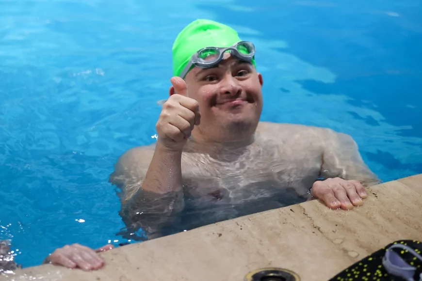 Buca Belediye Başkanı Görkem Duman özel çocuklara yönelik yüzme kurslarını yerinde inceledi