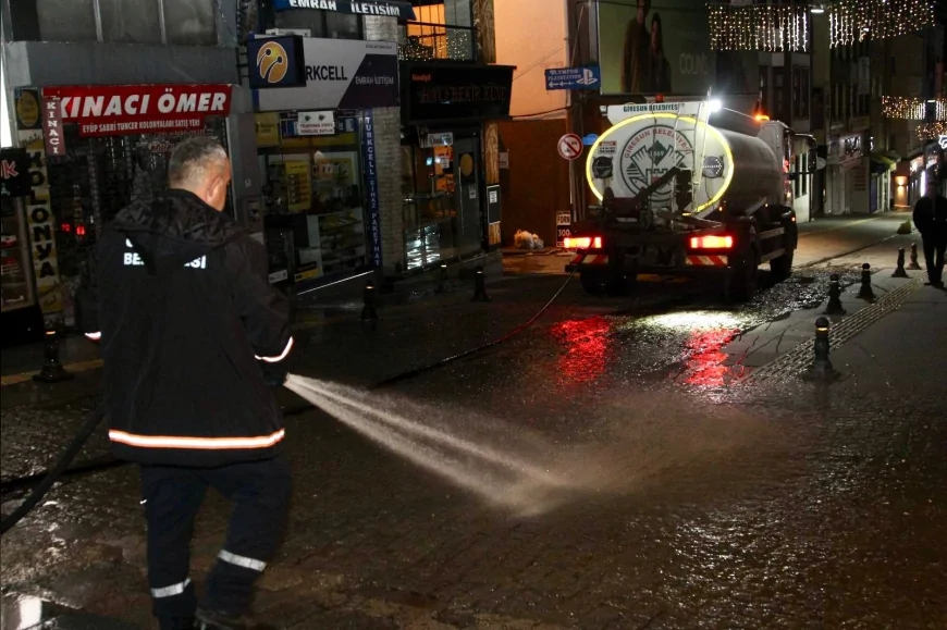 Giresun Belediyesi gece mesaisinde cadde ve sokakları tazyikli suyla yıkıyor