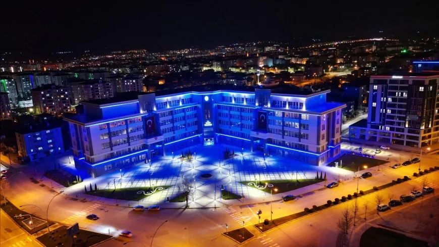 Çorum’da Belediye Binası Otizm Farkındalığı İçin Mavi Işıkla Aydınlatıldı