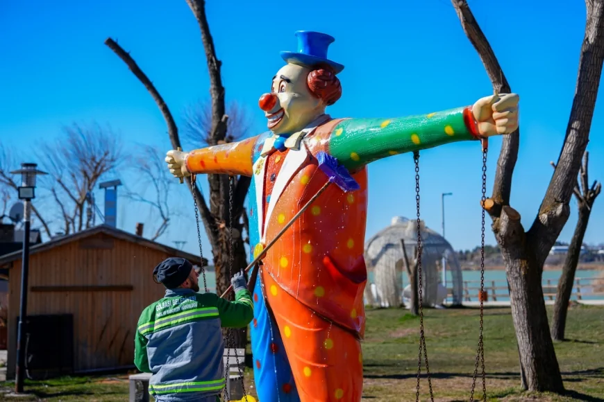 Gölbaşı’nda parklar yaz öncesi kapsamlı temizlik ve bakım çalışmalarıyla yenileniyor