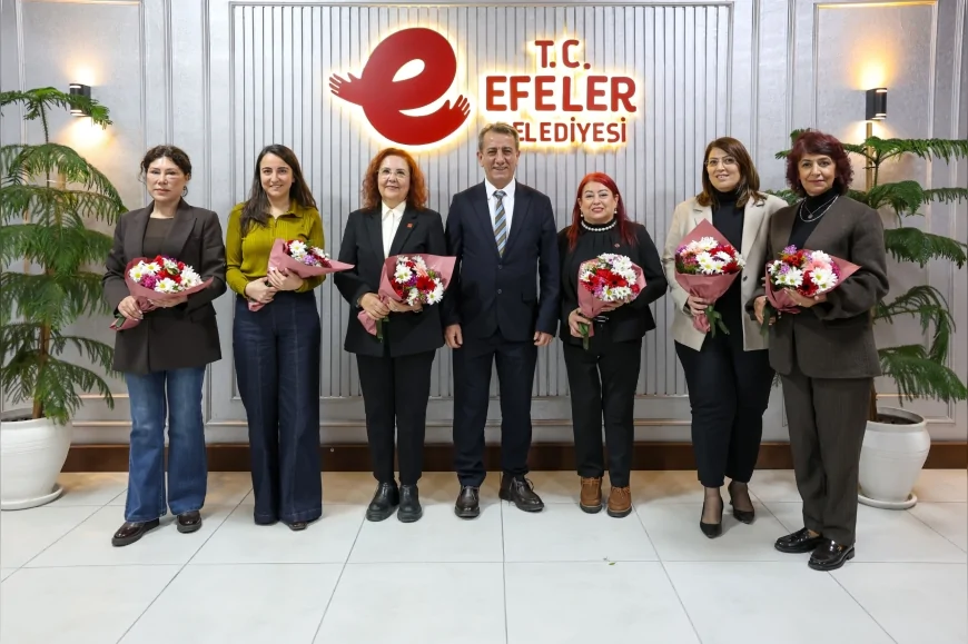 Efeler Belediye Başkanı Anıl Yetişkin kadın meclis üyelerine çiçek takdim ederek 3 Nisan’ın anlamını vurguladı