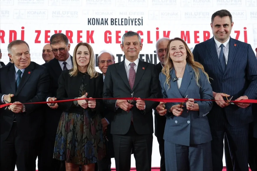 CHP Genel Başkanı Özgür Özel İzmir’de Ferdi Zeyrek Gençlik Merkezi Açılışında Konuştu