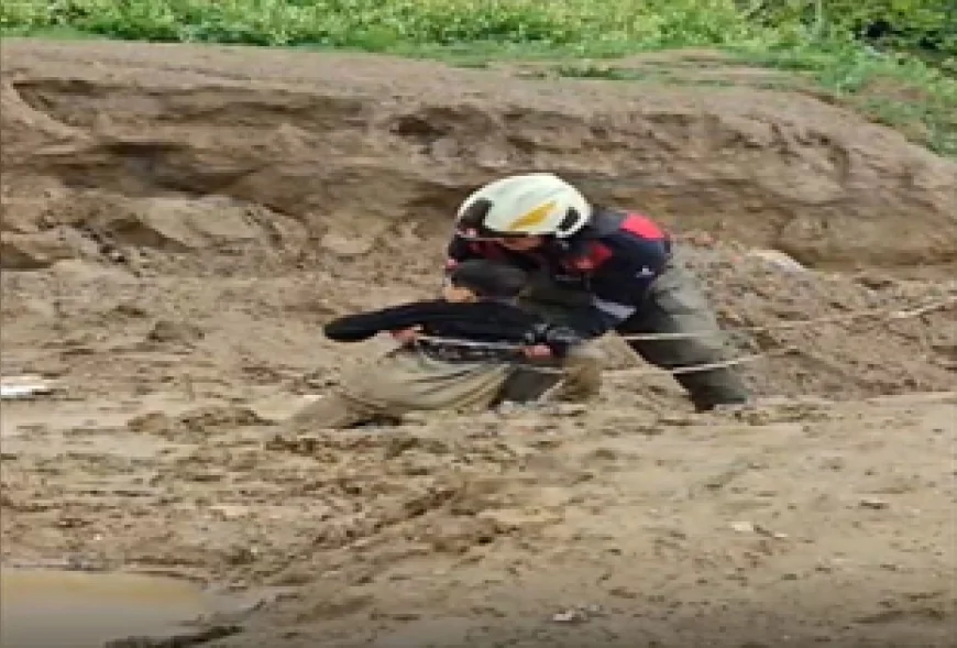 İzmir Torbalı’da Sağanak Sonrası Çamura Saplanan İki Çocuk İtfaiye Ekiplerince Kurtarıldı