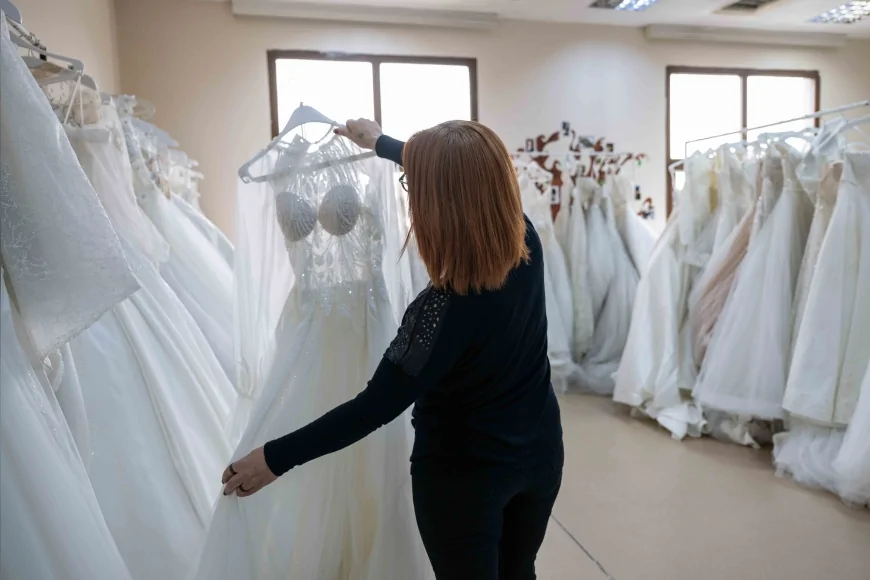 Bornova Belediyesi Ekonomik Zorluk Yaşayan Genç Çiftlere Bağış Gelinlik Desteği Sağlıyor