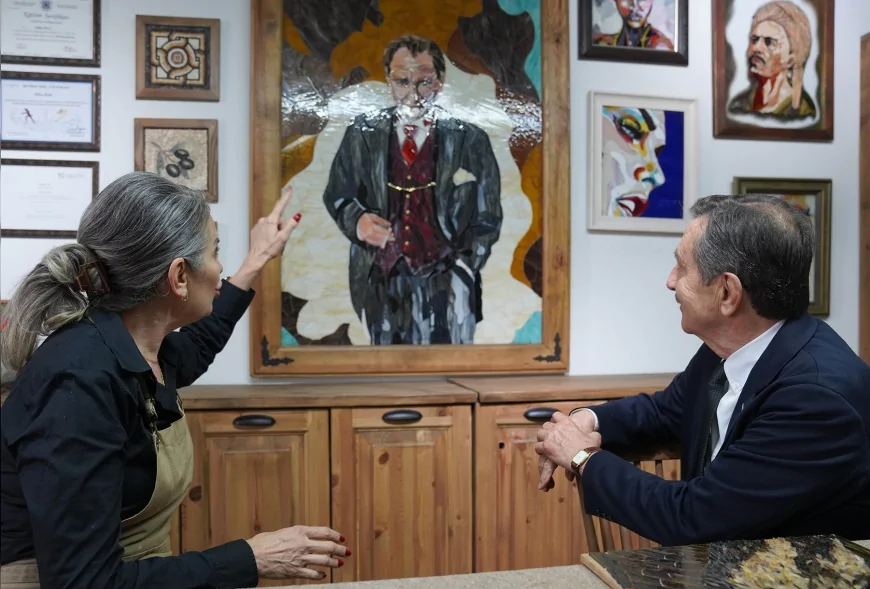 TEPEBAŞI BELEDİYE BAŞKANI AHMET ATAÇ CAM SANATÇISI GÜLŞEN BAYIR’I ATÖLYESİNDE ZİYARET ETTİ